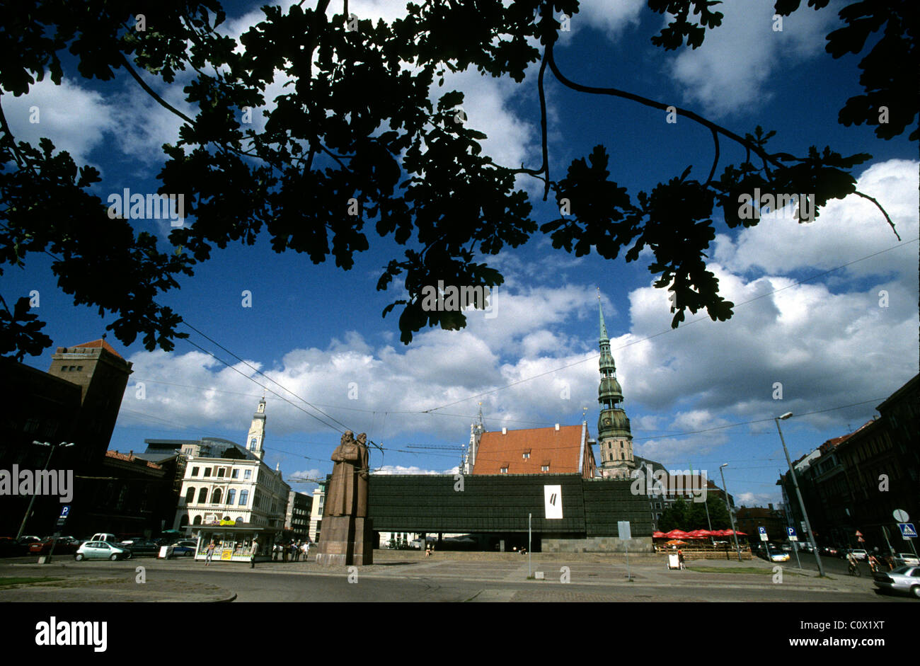 Riga la capitale de la Lettonie, l'un des États baltes. Le musée de l'occupation - bâtiment noir- avec la statue de la ri Banque D'Images