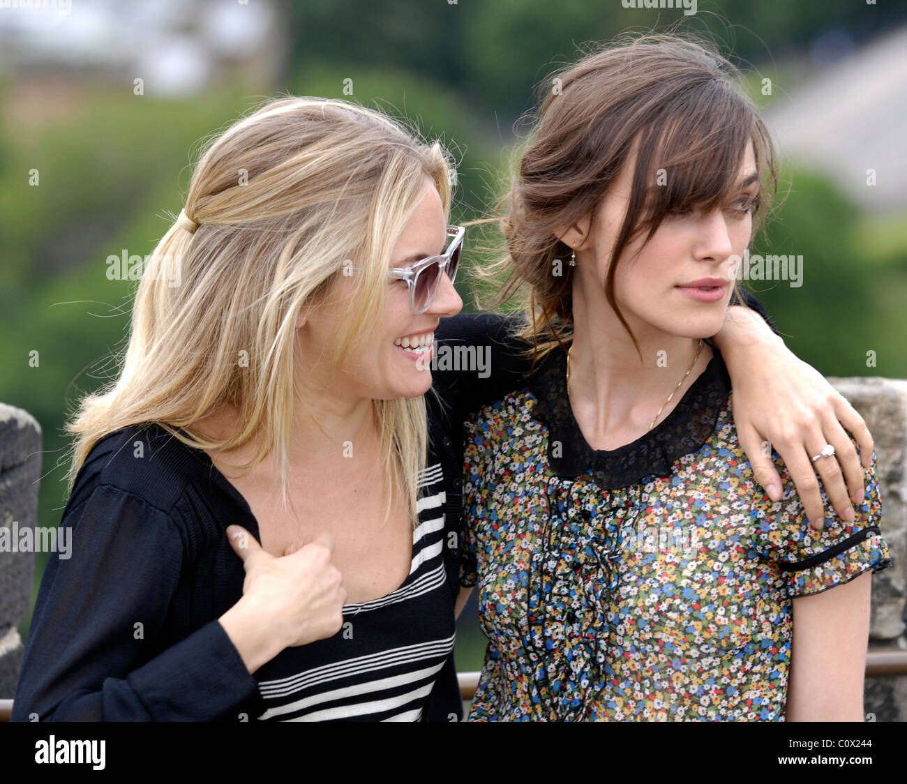 SIENNA MILLER et Keira Knightley Banque D'Images