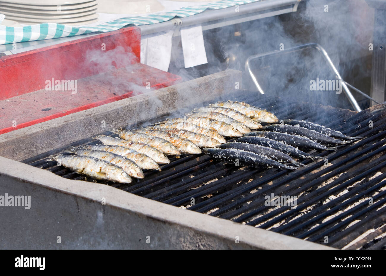 La cuisson des sardines sur un barbecue . Banque D'Images
