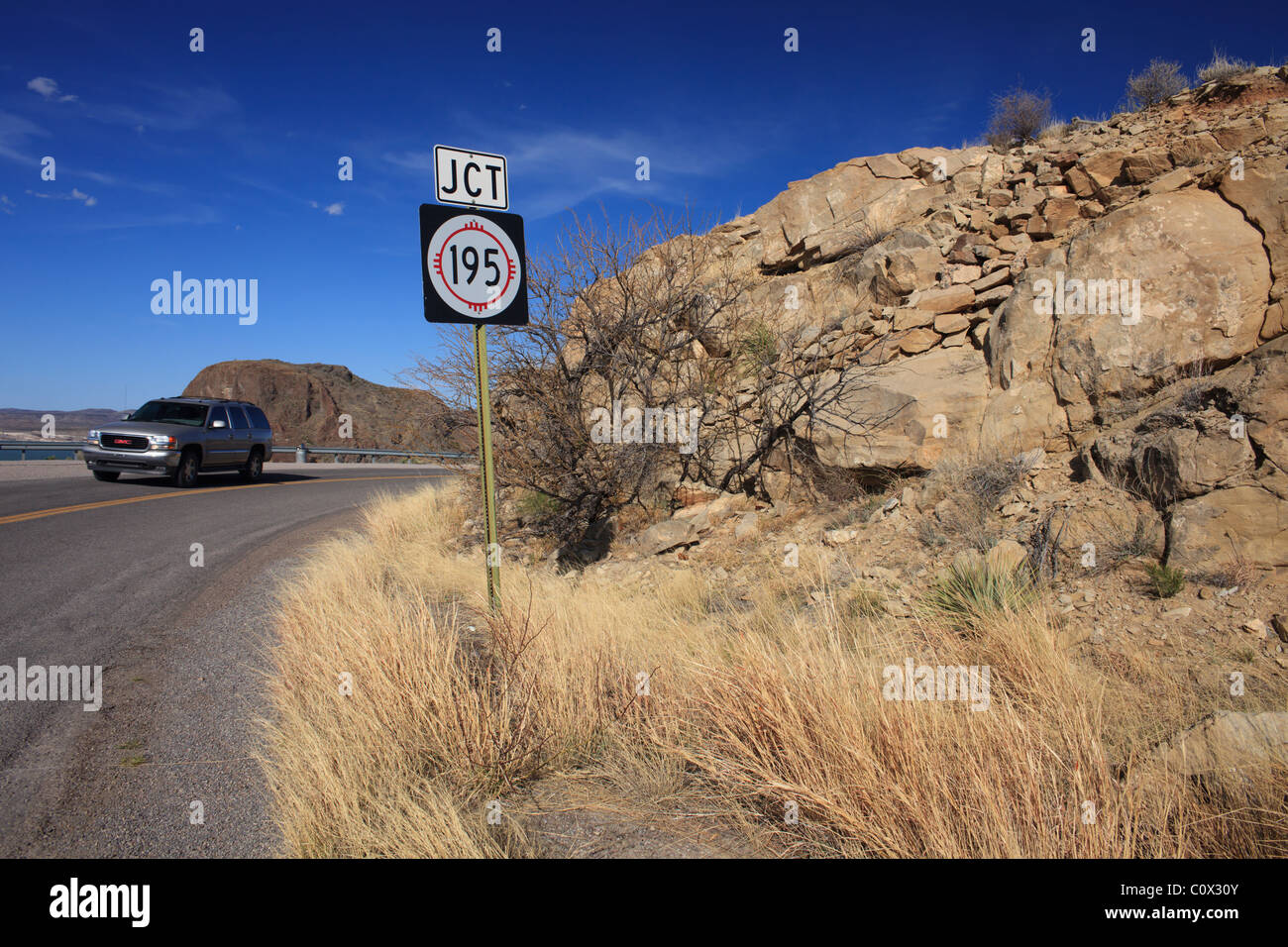 Nouveau Mexique l'autoroute et du terrain près de Elephant Butte Dam. Banque D'Images