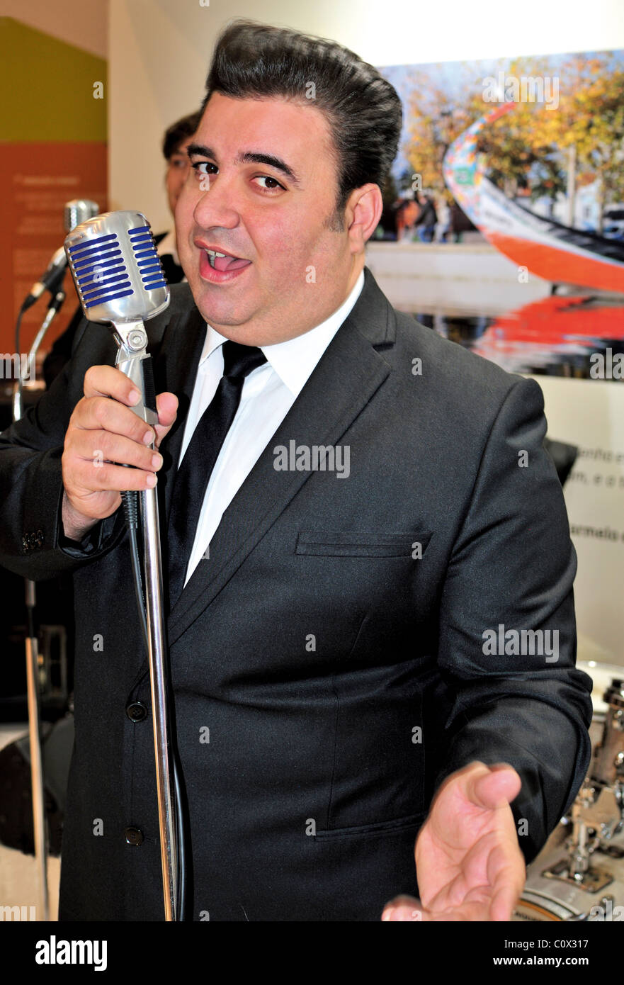 Portugal, Lisbonne : la chanteuse Marco Antonio de la Rock'n Roll 'Lucky' Duckies Banque D'Images