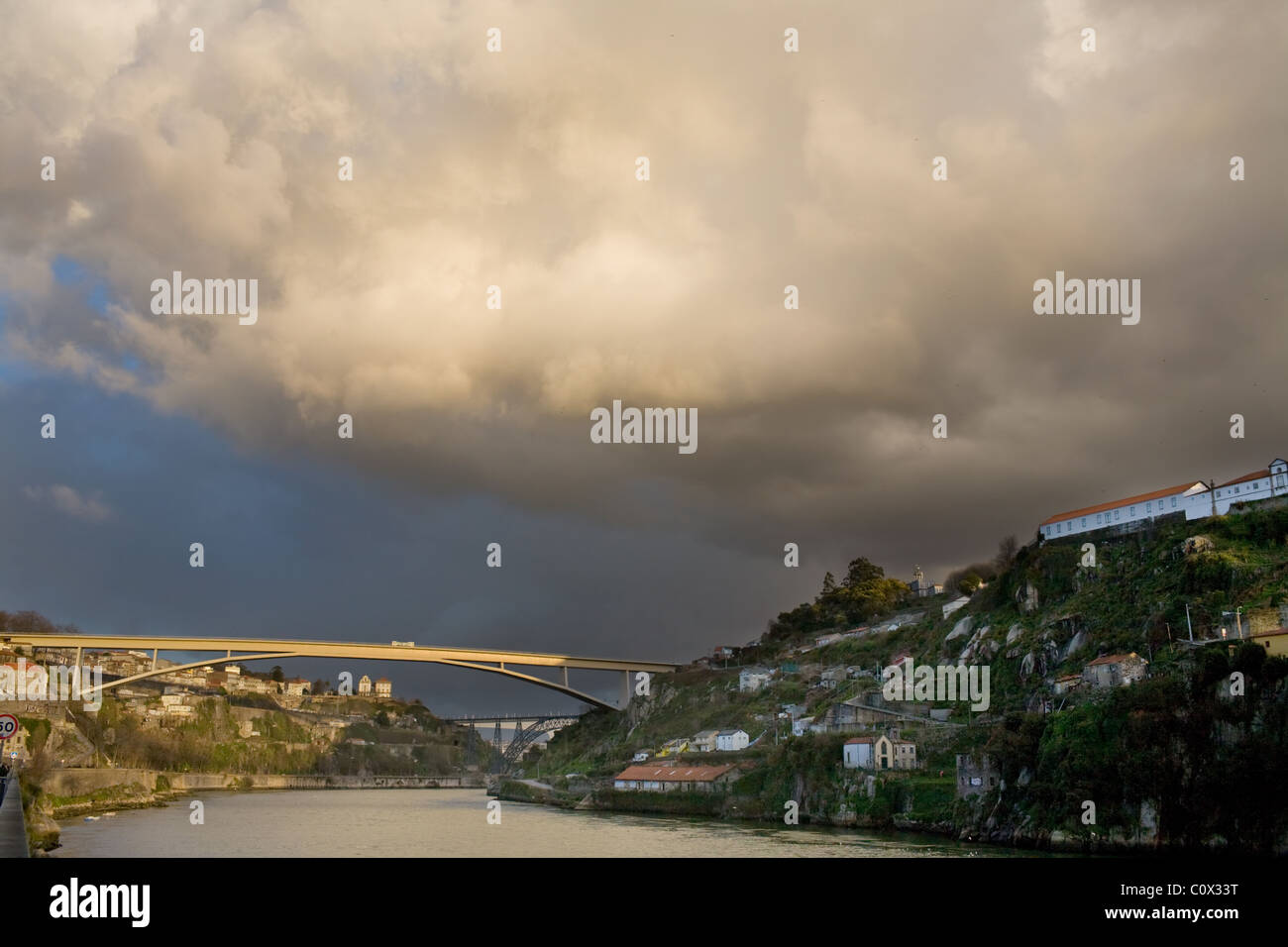 La rivière Douro et Ponte Do Infante Bridge, Porto, Portugal Banque D'Images