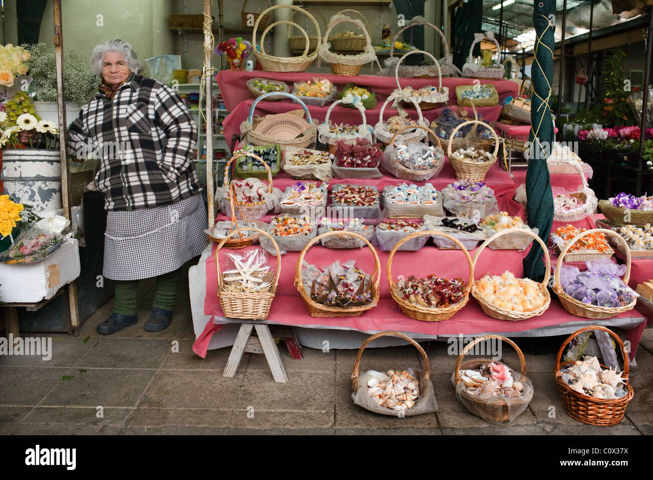 Vendeur qui vend des produits de coquillage, dans marché Bolhão, Porto, Portugal Banque D'Images