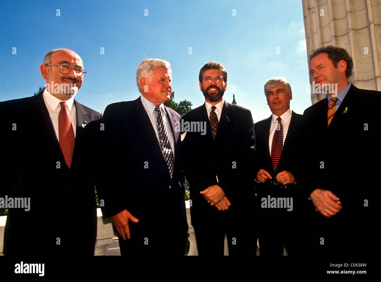 Leader du Sinn Fein irlandais Martin McGuinness, Gerry Adams et O Caoimhghin Caolain rencontrer des Sénateurs Chris Dodd et Ted Kennedy Banque D'Images