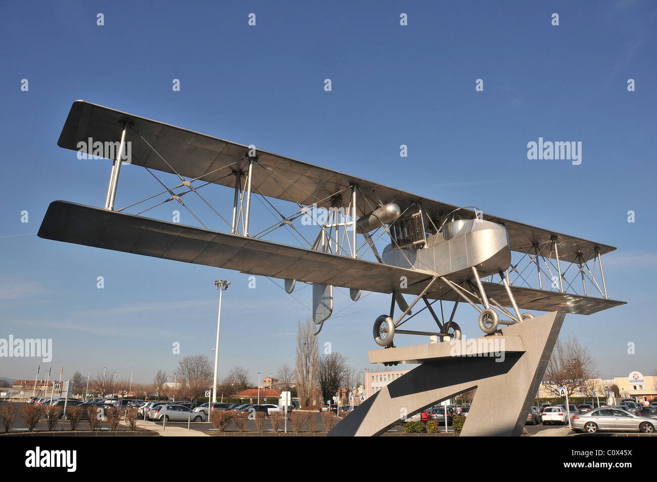Monument de l'avion Breguet-Michelin sur le parking de l'aéroport de Clermont-Auvergne, France Banque D'Images