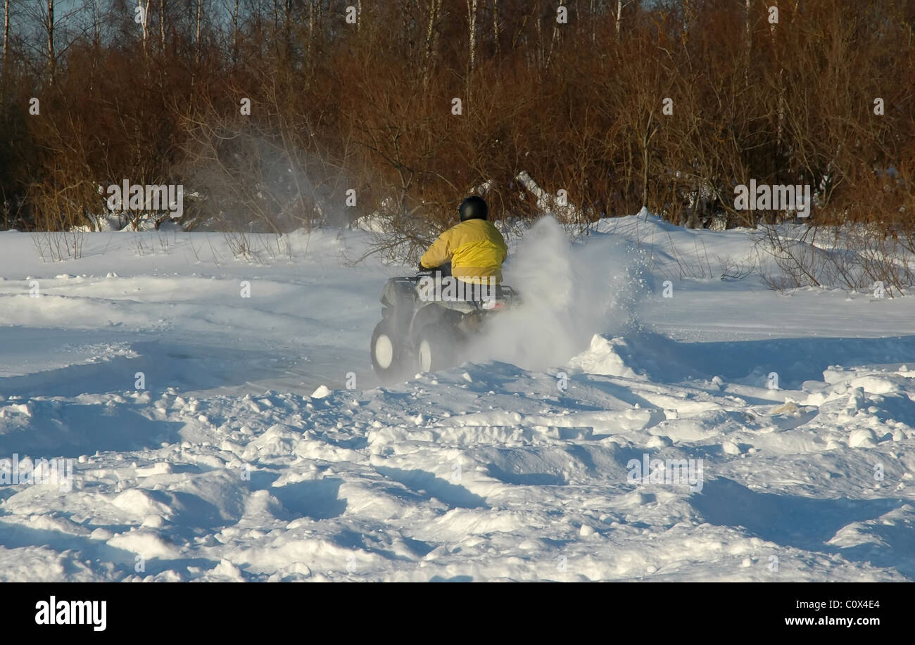 Véhicule tout terrain en mouvement à l'hiver Banque D'Images