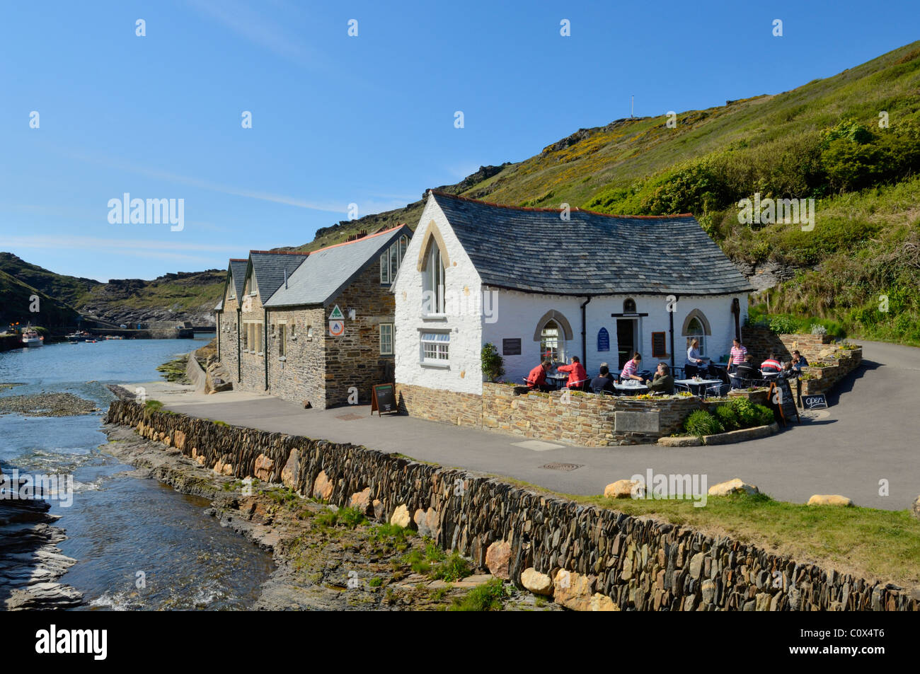 Un salon de thé au bord de la rivière Valency, dans le port de Boscastle, dans le nord de Cornouailles, en Angleterre. Banque D'Images