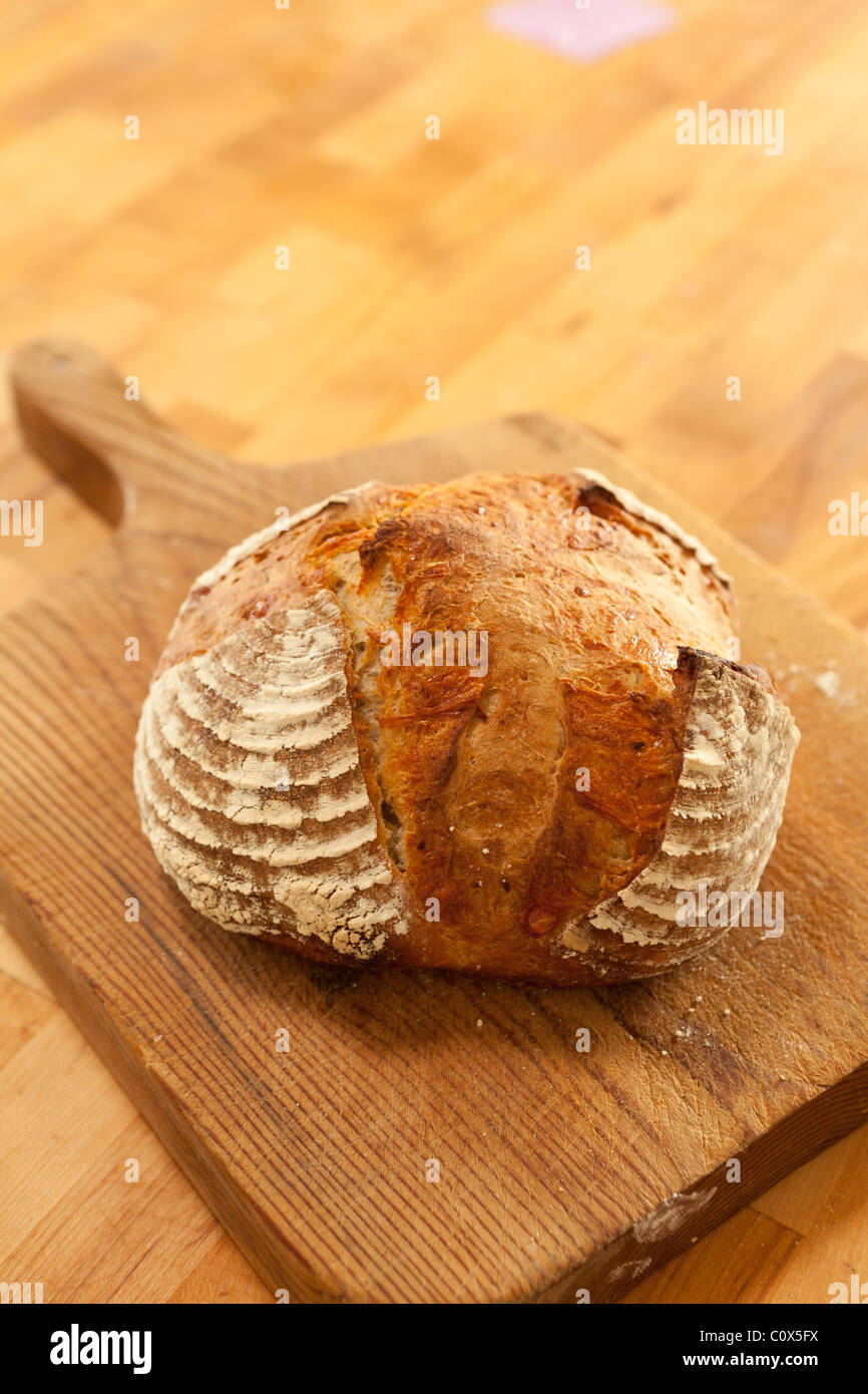 Vallée Applegate pain artisanal ; Pain à l'ail rôti et au Cheddar. Miche de pain sur du pain sur la surface de la table bloc de boucher. Banque D'Images