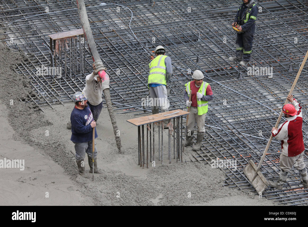 Les travailleurs de la construction en béton, lissage Banque D'Images