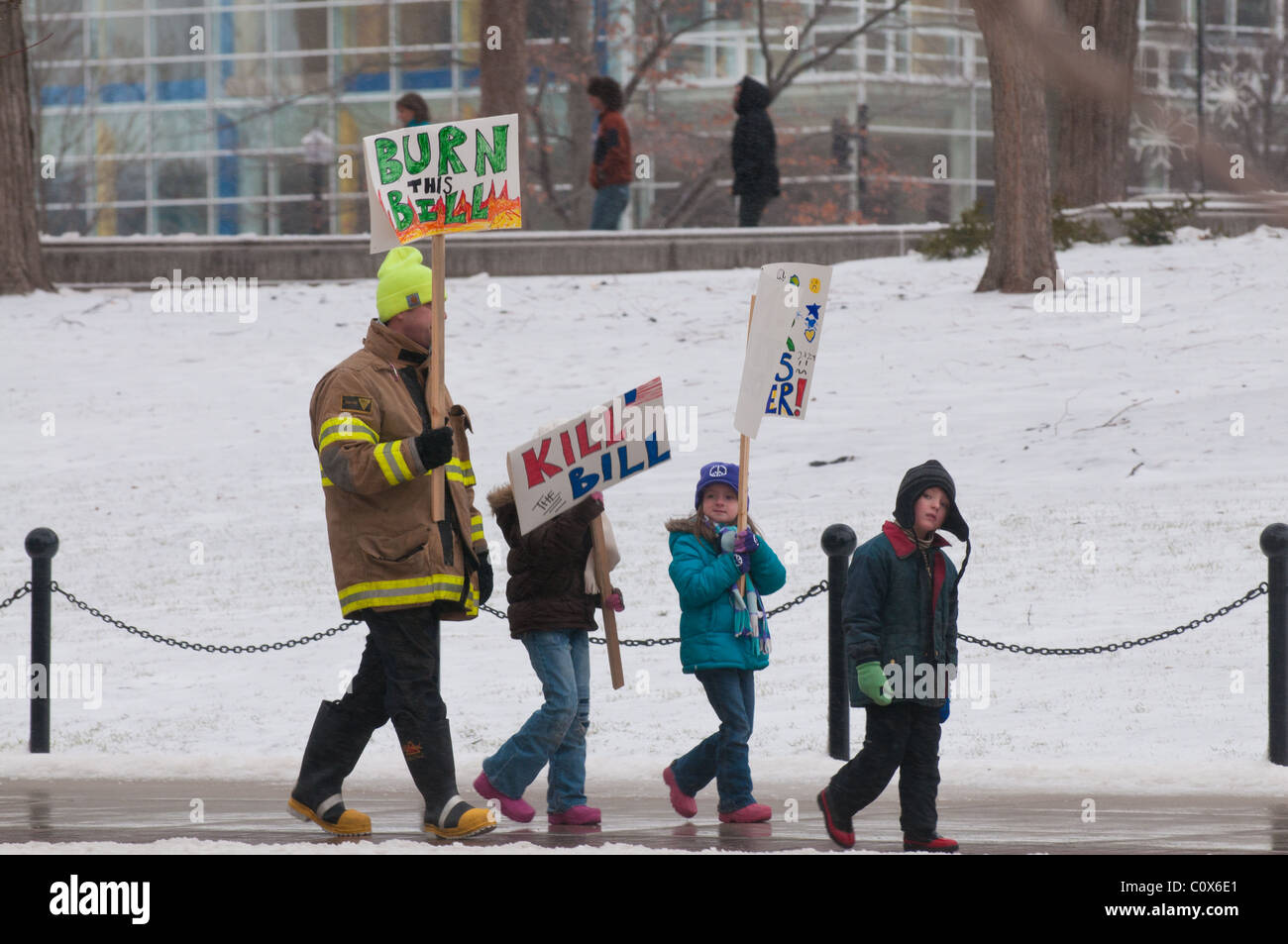 Les protestataires se mêlent sur le capitol de Madison, Wisconsin, pour lutter contre le projet de budget présenté par Scott Walker, élection de rappel. Banque D'Images