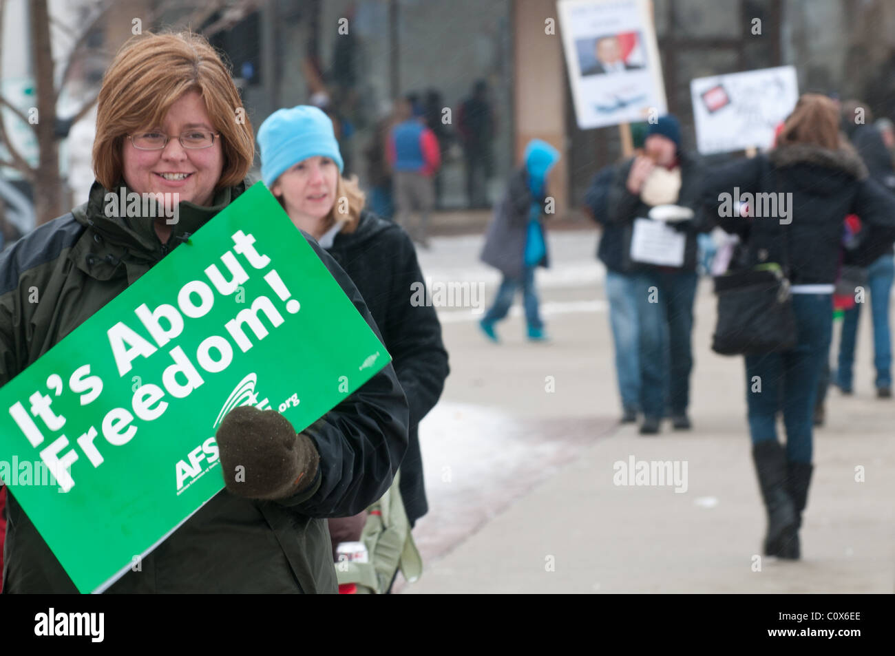 Les protestataires se mêlent sur le capitol de Madison, Wisconsin, pour lutter contre le projet de budget présenté par Scott Walker, élection de rappel. Banque D'Images