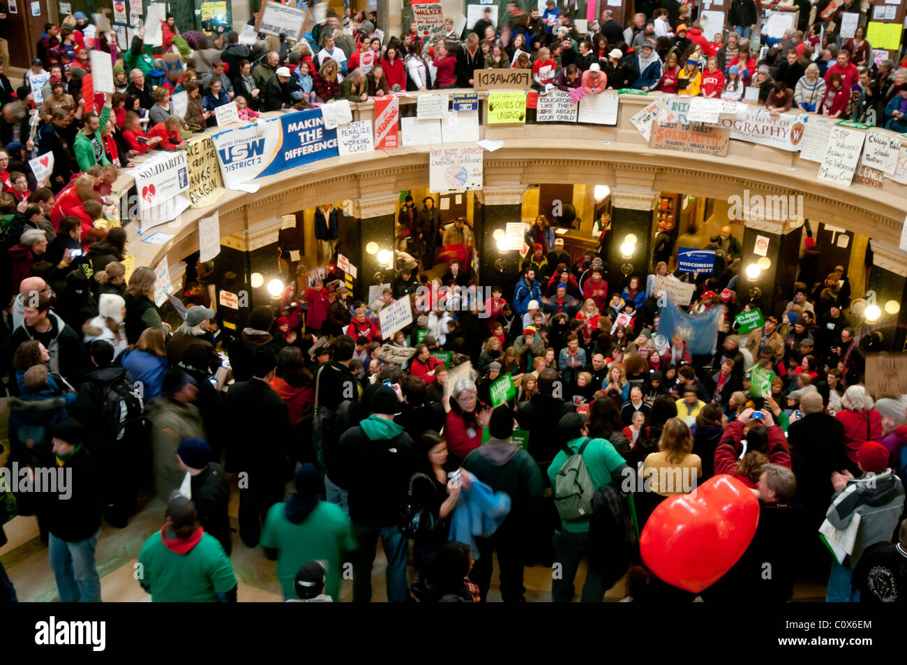 Les protestataires se mêlent sur le capitol de Madison, Wisconsin, pour lutter contre le projet de budget présenté par Scott Walker, élection de rappel. Banque D'Images