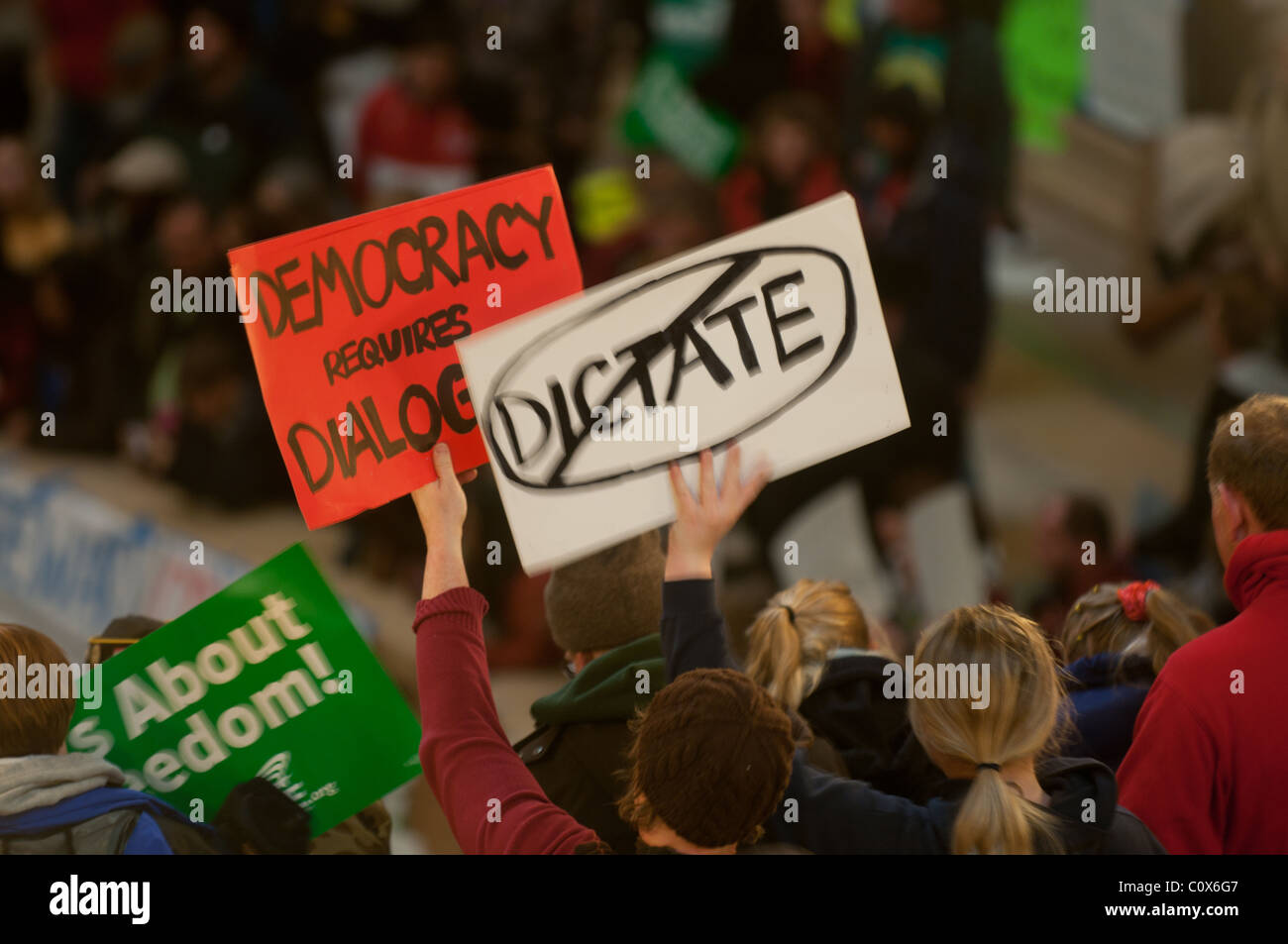 Les protestataires se mêlent sur le capitol de Madison, Wisconsin, pour lutter contre le projet de budget présenté par Scott Walker, élection de rappel. Banque D'Images