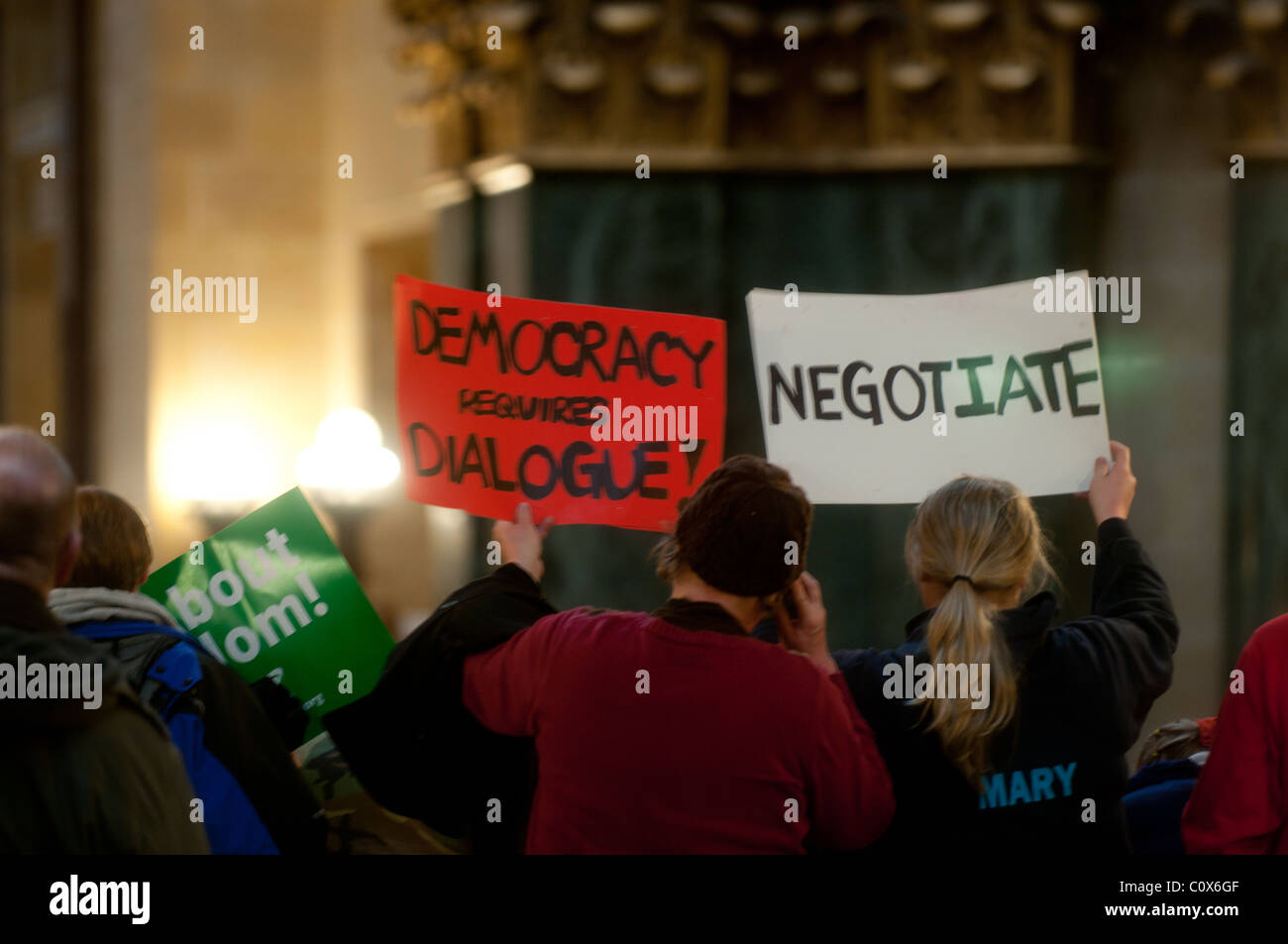 Les protestataires se mêlent sur le capitol de Madison, Wisconsin, pour lutter contre le projet de budget présenté par Scott Walker, élection de rappel. Banque D'Images