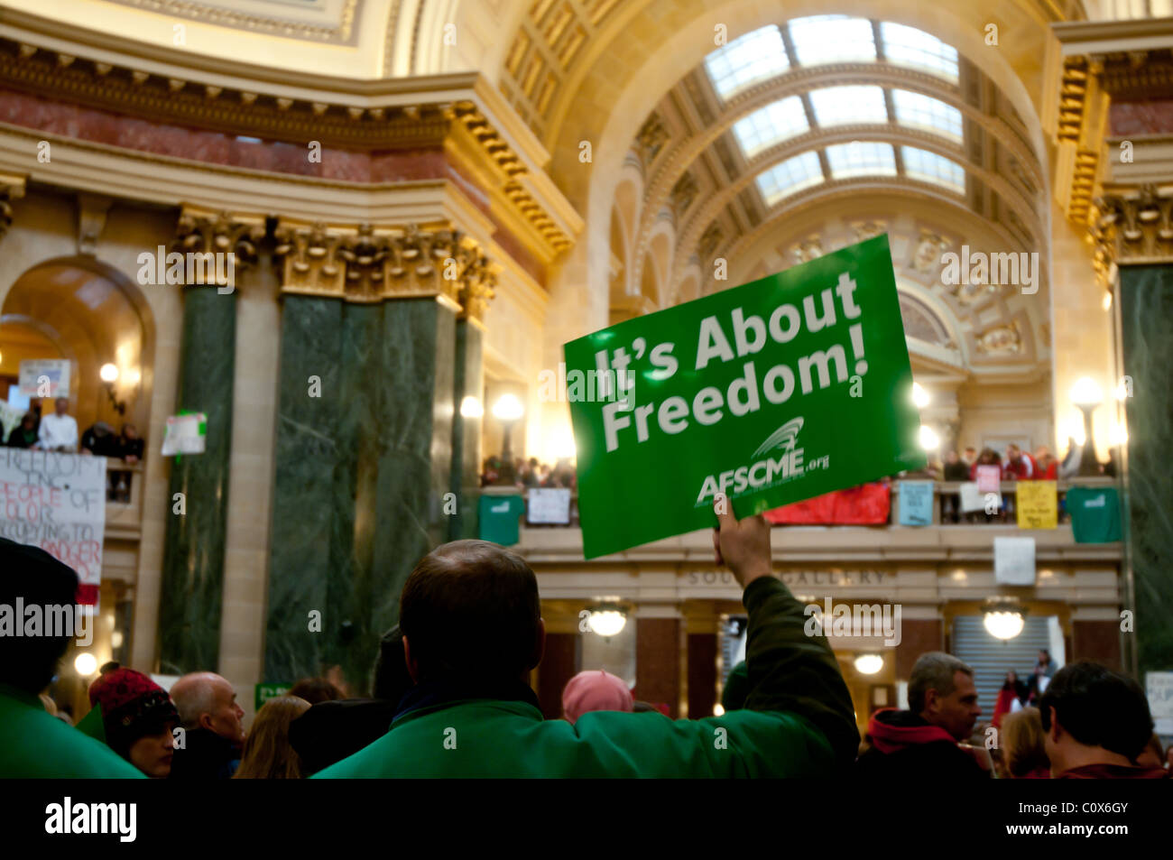 Les protestataires se mêlent sur le capitol de Madison, Wisconsin, pour lutter contre le projet de budget présenté par Scott Walker. Banque D'Images