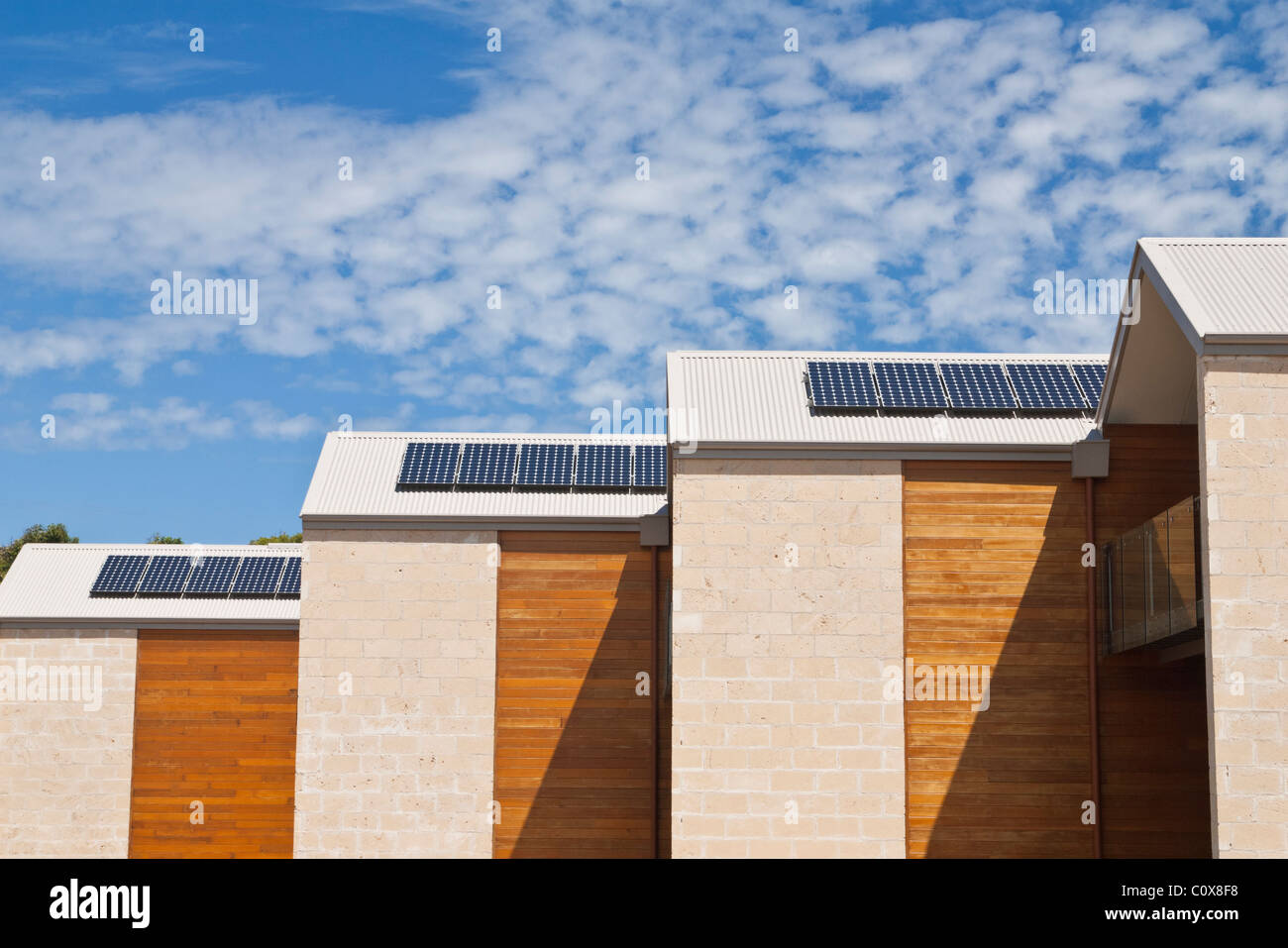 Des panneaux solaires sur les toits de maison Banque D'Images