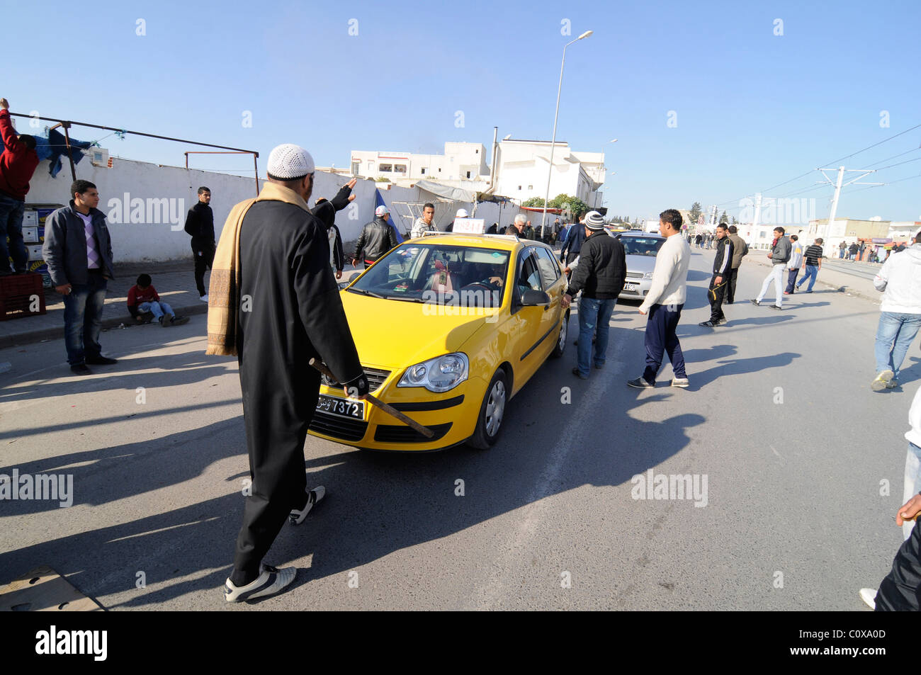 Bloc de route improvisés mis en place par des citoyens armés d'améliorer la sécurité après que la police se retirer de la rue pendant la révolution Banque D'Images