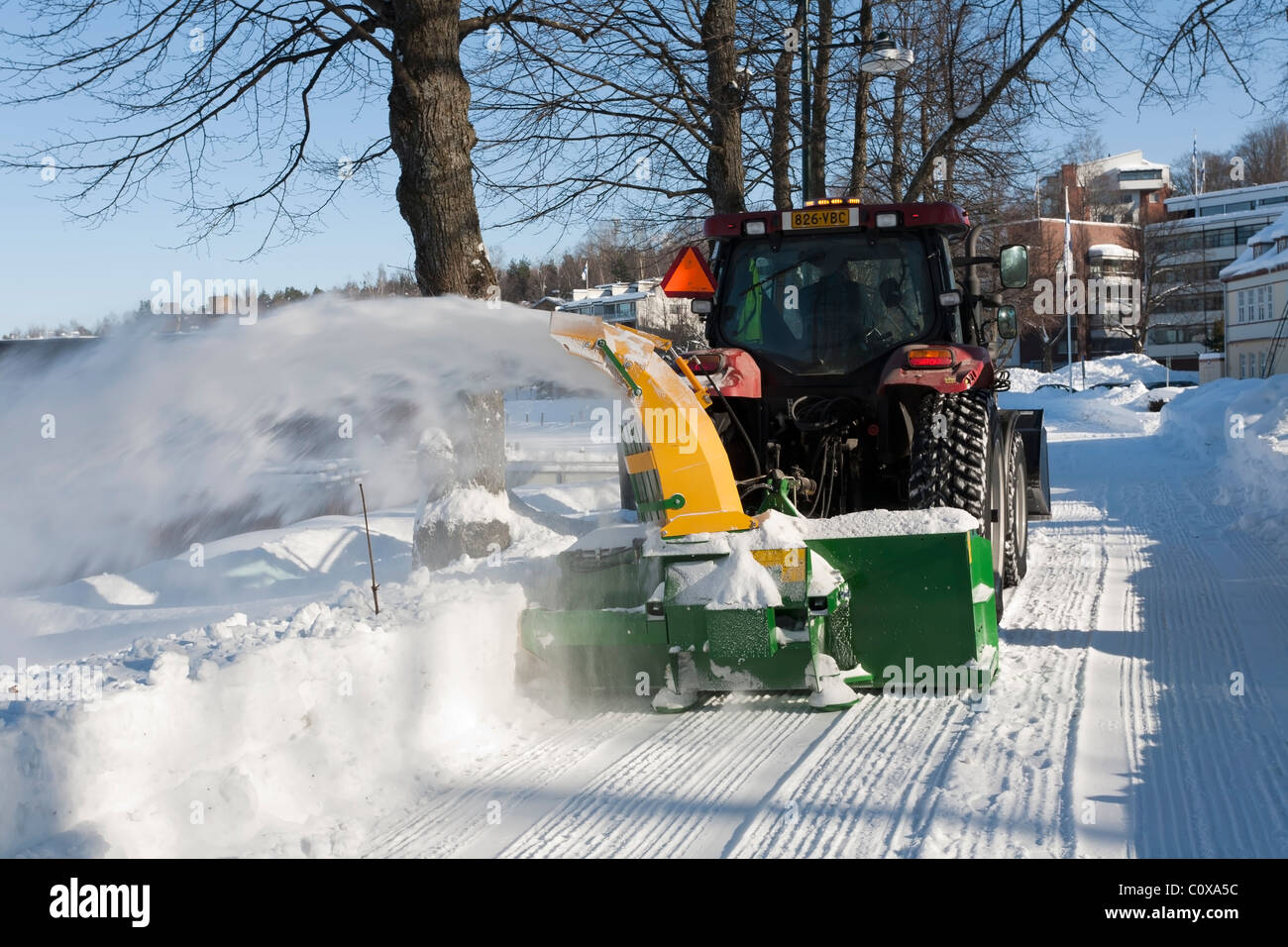 Compensation du tracteur la neige de l'allée en Finlande Banque D'Images