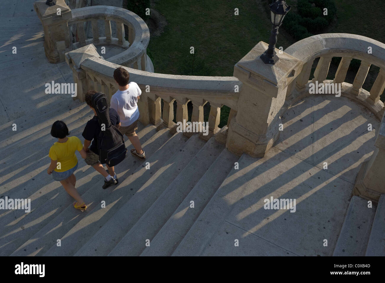 Les jeunes sur les mesures à Iasi en Roumanie. Banque D'Images