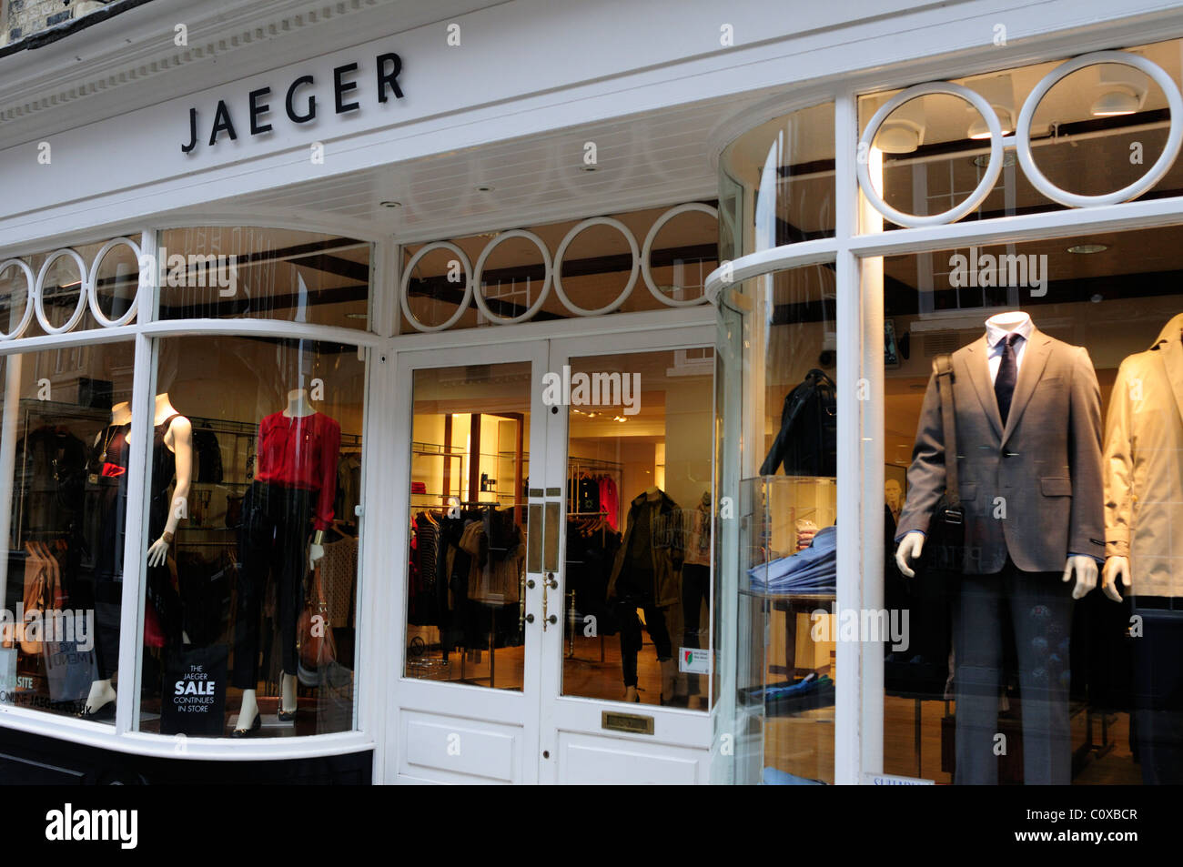 Jaeger Clothes Shop Window display, Trinity Street, Cambridge, England, UK Banque D'Images