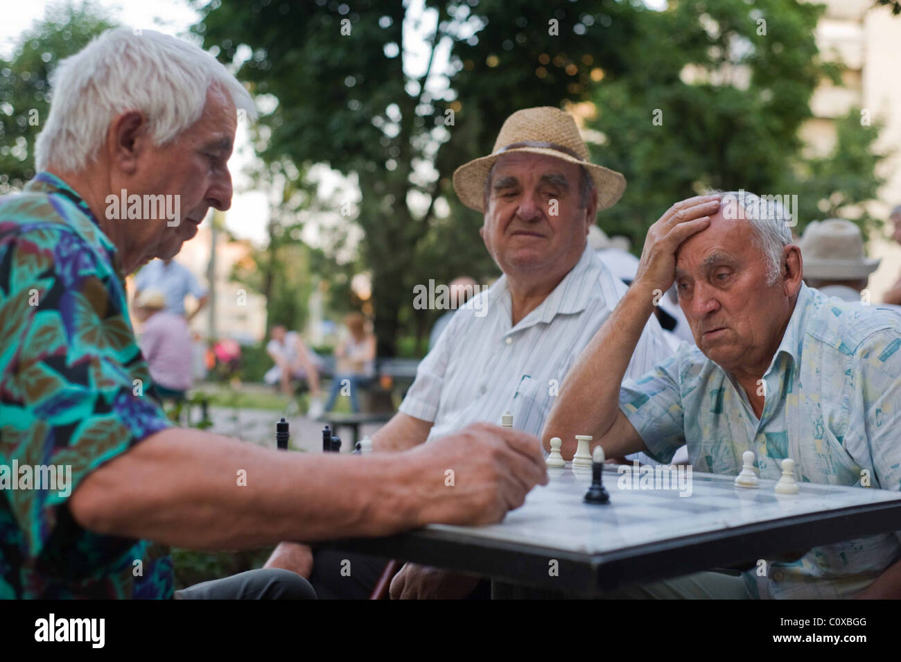 Joueurs d'échecs dans la rue, Iasi, Roumanie. Banque D'Images