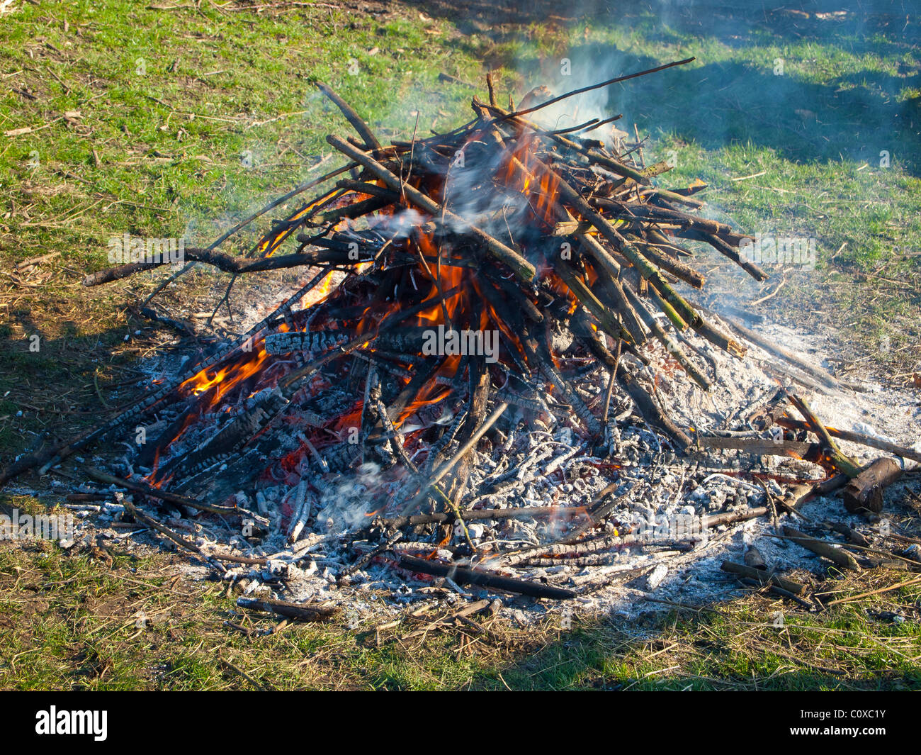 Un petit feu de bois brûlant de compensation de couverture Photo Stock -  Alamy