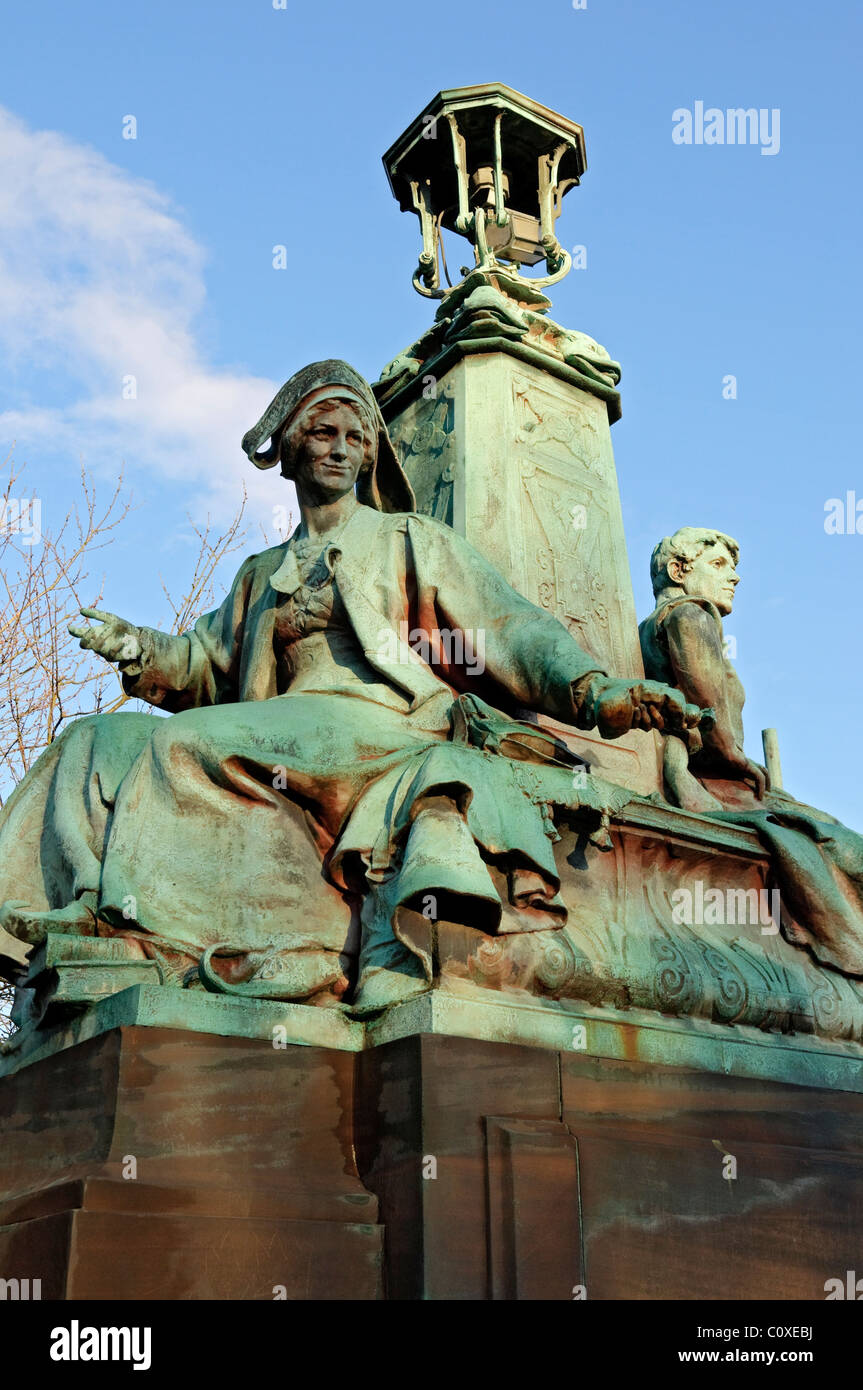 Statue représentant ' Commerce & Industrie" sur le pont dans le parc de Kelvingrove, Glasgow, Ecosse. Banque D'Images