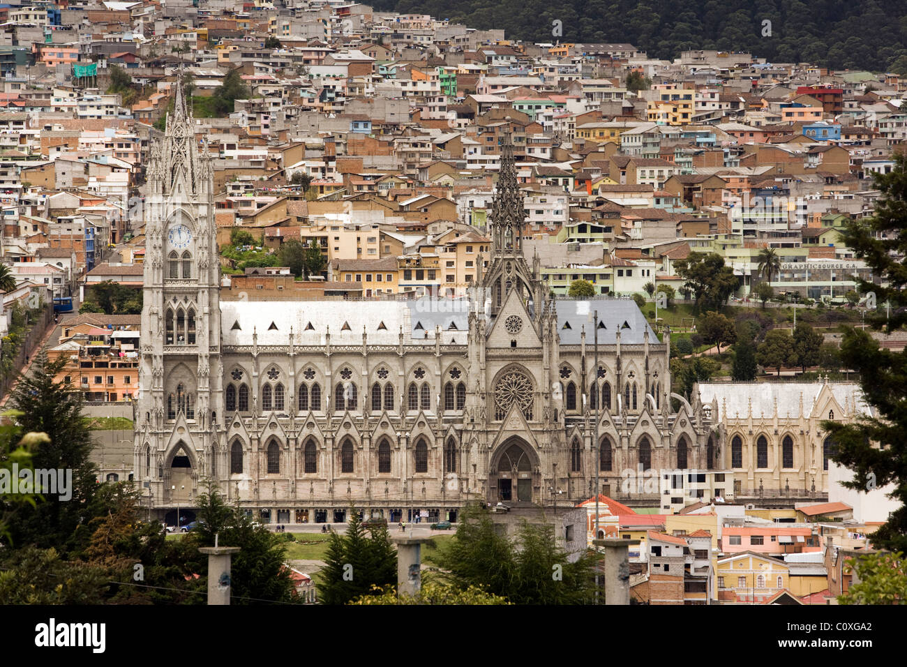 La Basilica del Voto Nacional vue du parc Itchimbia - Quito, Équateur Banque D'Images