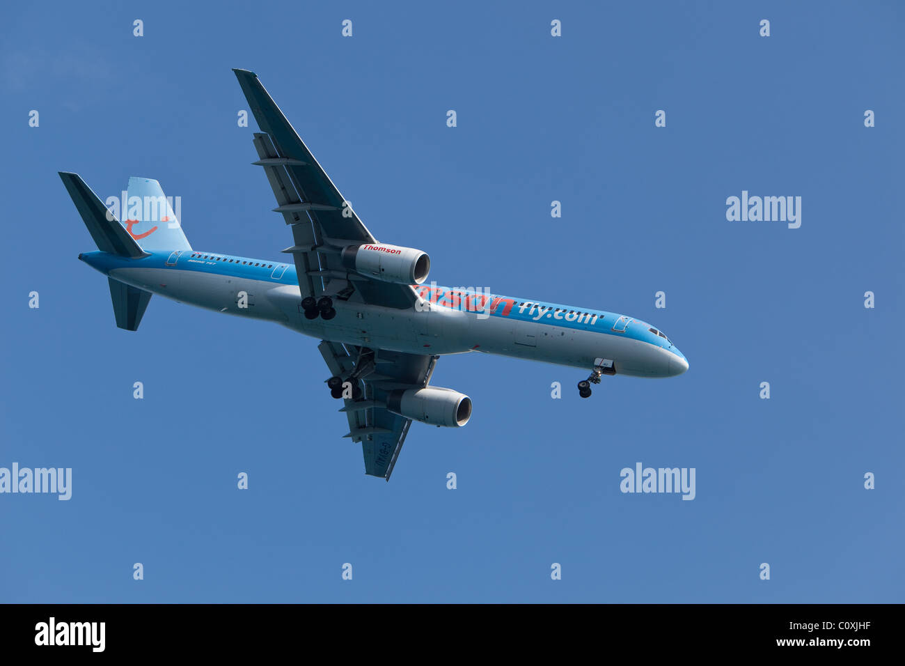 Un Boeing 757 Thomson fly.com atterrissage sur l'île de Corfou. Banque D'Images