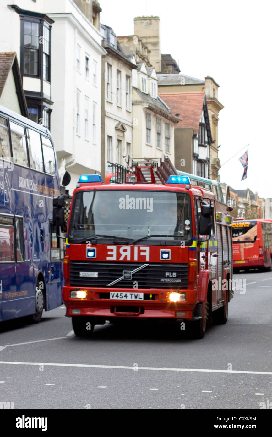 Camion à incendie remontant la rue pièces haut en centre-ville d'Oxford Banque D'Images