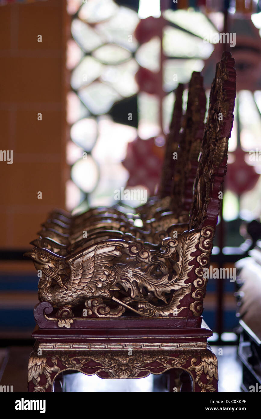 Des chaises dans le Grand Temple de CAO DAI VILLAGE TAY NINH VIETNAM Banque D'Images