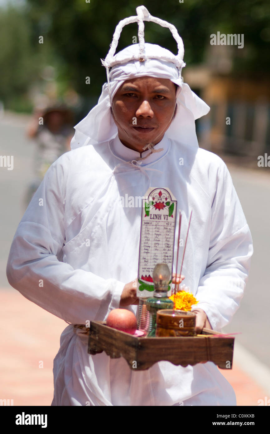 Les membres de la Cao Dai Saint-siège arrivant à leurs prières, Tay Ninh, Vietnam. Banque D'Images