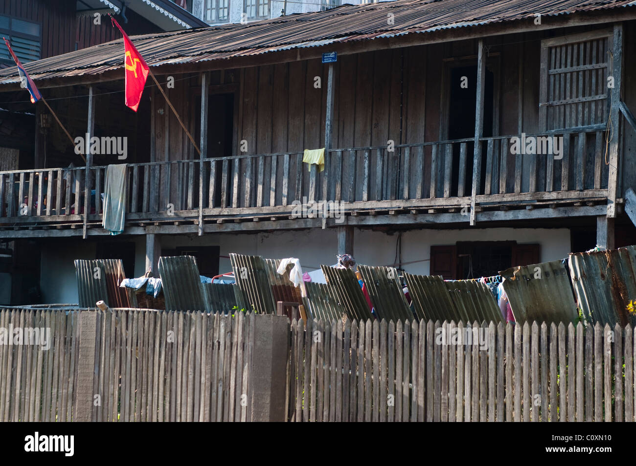 Vieille maison avec drapeau communiste, Luang Prabang, Laos Banque D'Images