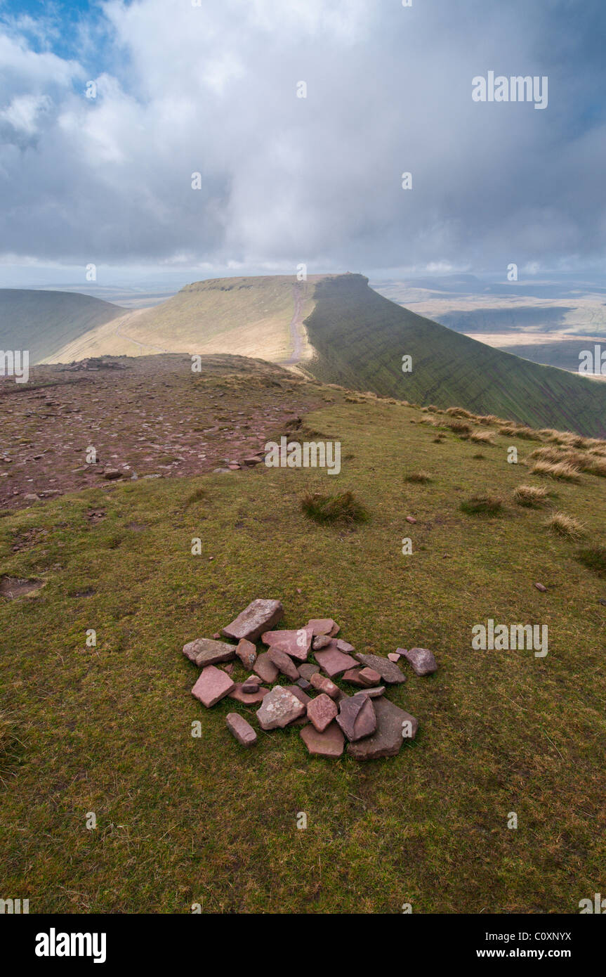 À l'égard du maïs à partir de Pen Y Fan, le plus haut sommet dans le Parc National des Brecon Beacons , Powys, Pays de Galles du Sud. UK Banque D'Images