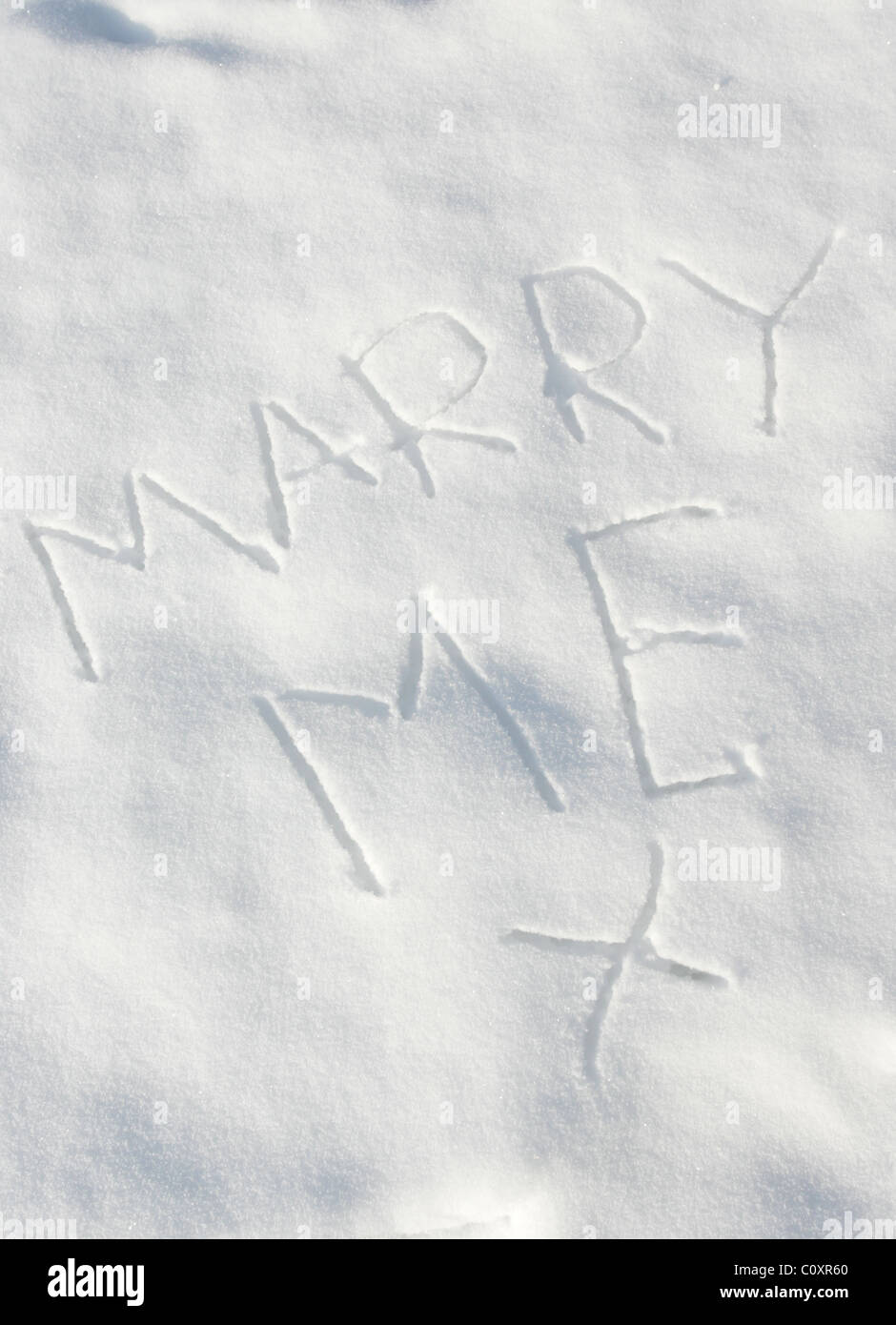 Proposition de mariage dans la neige. Ecrit me marier Banque D'Images