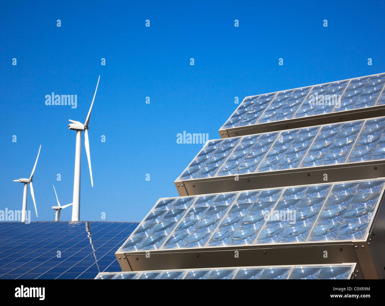 Nouveau panneau solaire et éolienne des moulins Banque D'Images