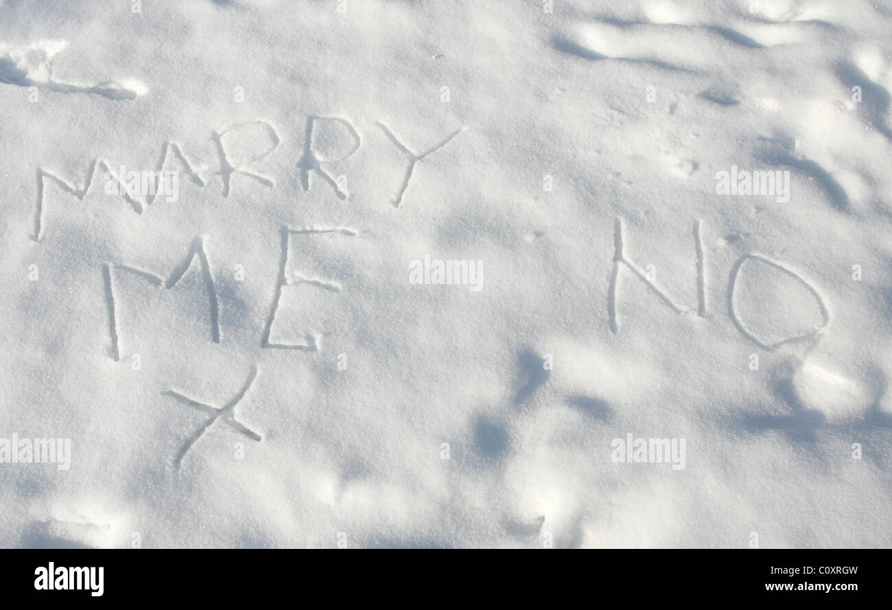 Proposition de mariage dans la neige. Ecrit me marier Banque D'Images