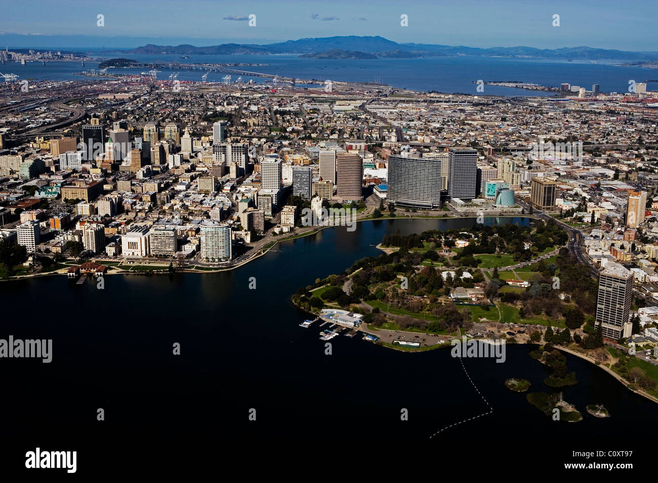 Vue aérienne au-dessus du Lac Merritt en direction de Port du centre-ville d'Oakland Bay Bridge San Francisco et le Golden Gate Banque D'Images