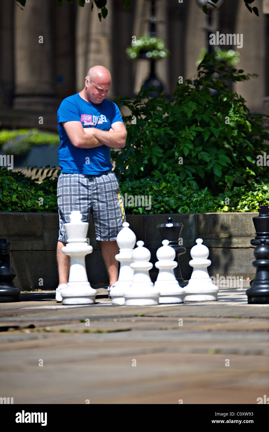 D'échecs en plein air de l'hôtel de ville de Leeds, Angleterre Banque D'Images