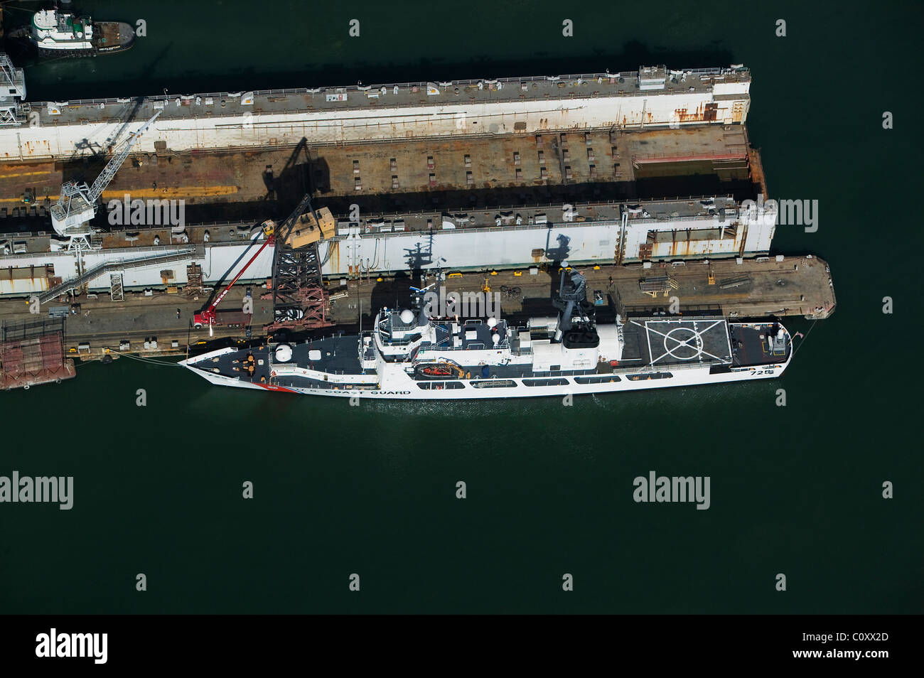 Vue aérienne au-dessus de United States Coast Guard Cutter accosté San Francisco Californie Dry Dock Banque D'Images
