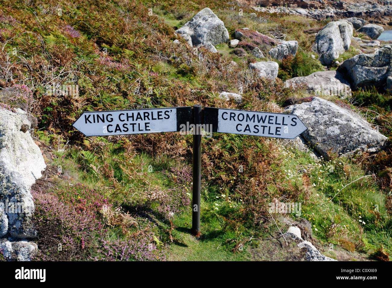 Signe pour Cromwell's Castle et château de Charles King Îles Scilly Tresco Banque D'Images