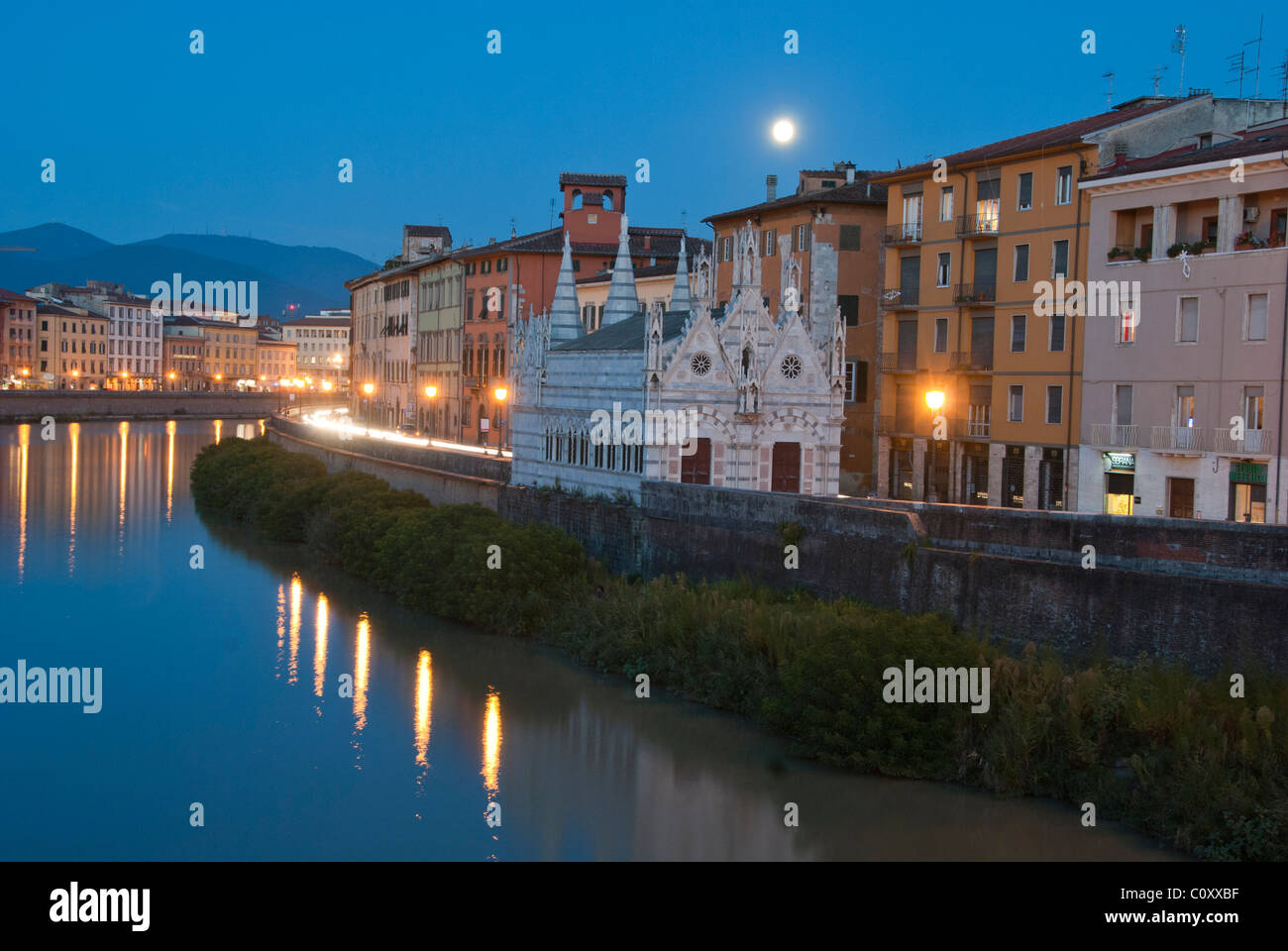Vue de la nuit de Lungarni à Pise, Italie Banque D'Images