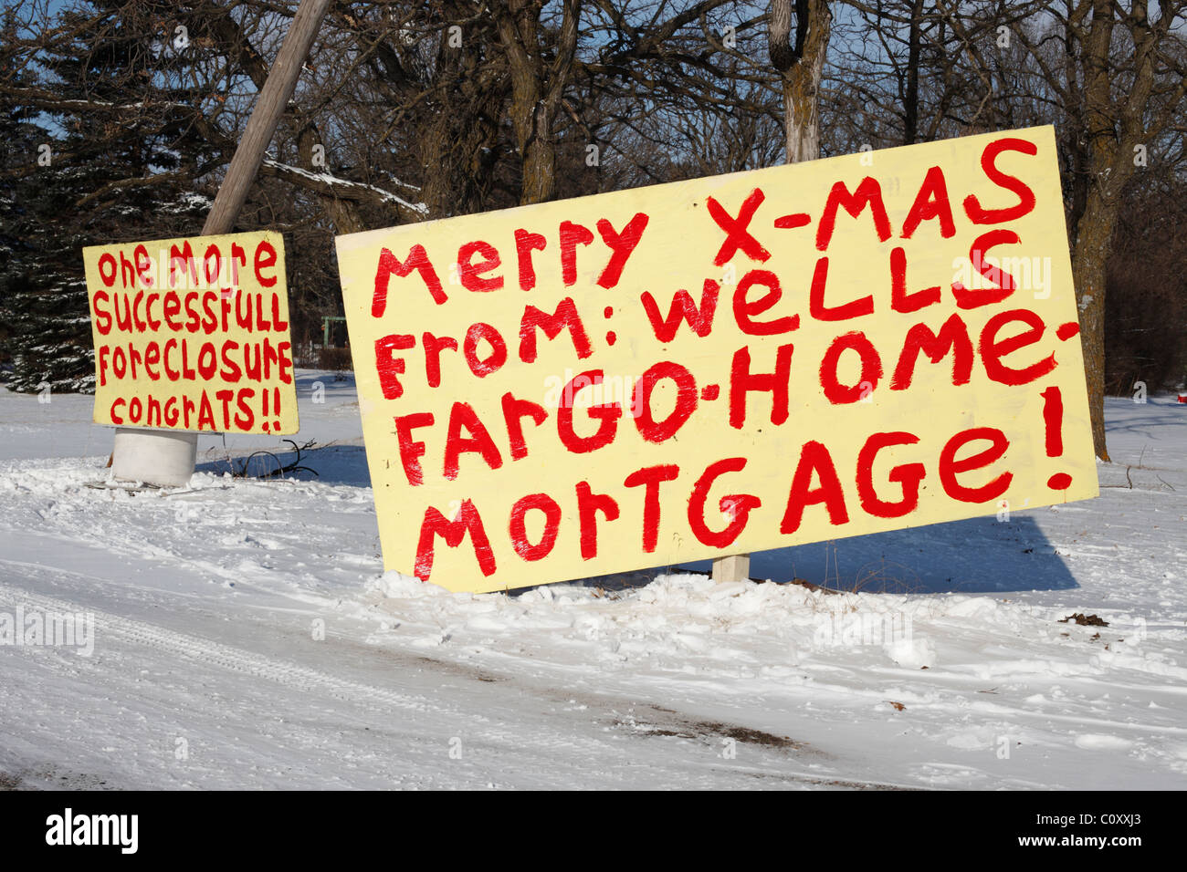 Panneaux peints à la main devant une maison saisie aux États-Unis indiquant le mécontentement avec la société hypothécaire. Banque D'Images