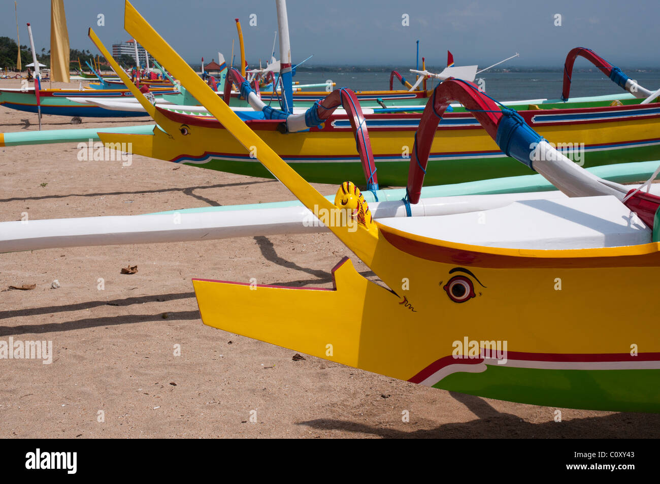 Proue d'un bateau de pêche balinais appelé un jukung voile sur la plage de Sanur Bali Indonésie Banque D'Images