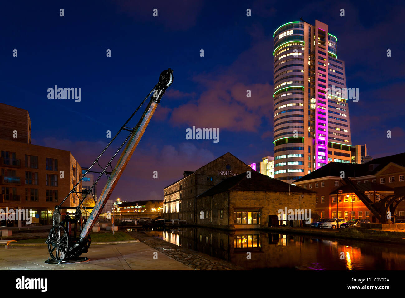 Bridgewater Place dans le centre-ville de Leeds de nuit. Banque D'Images