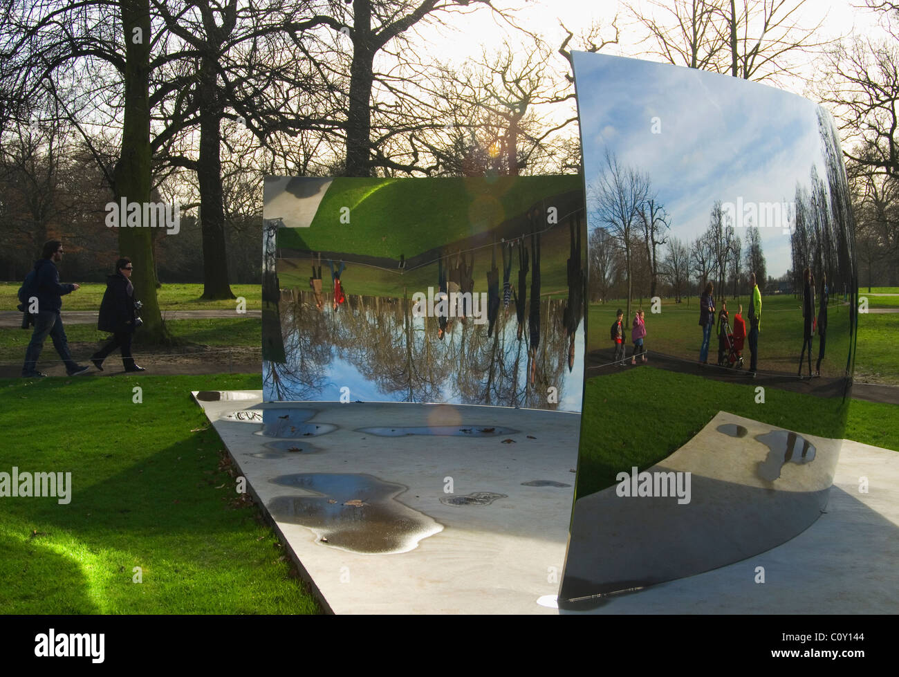 Anish Kapoor Miroirs Ciel Courbe C dans les jardins de Kensington, Londres Banque D'Images