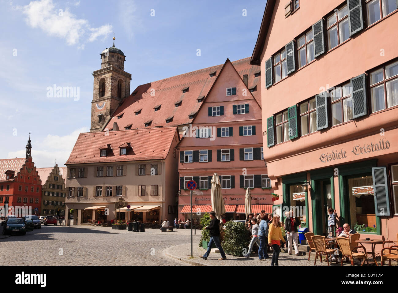 Dinkelsbühl, Bavière, Allemagne. Scène de rue près de St George's Minster en vieille ville médiévale sur la Route Romantique Banque D'Images