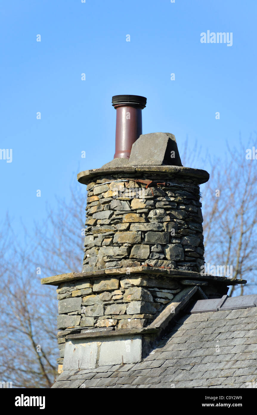 Cheminée en pierre traditionnelle sur house. Glen Wynne Road, Windermere, Parc National de Lake District, Cumbria, Angleterre, Royaume-Uni, Europe Banque D'Images