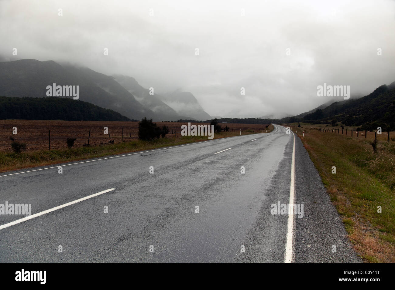 Route de montagne pays sans fin dans la pluie et les nuages Banque D'Images