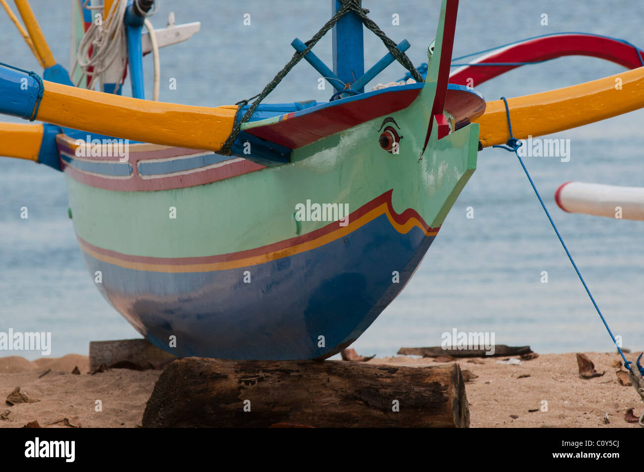Bateau de pêche balinais appelé un jukung sur la plage de Sanur Bali Indonésie Banque D'Images